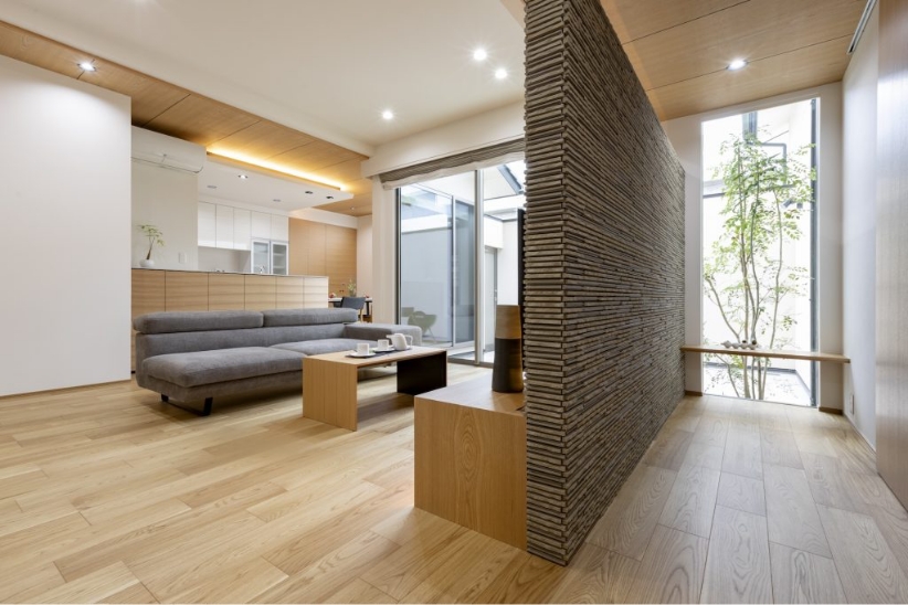 適度に目隠しを設け、落ち着いた環境を実現したリビングのある、石川県の注文住宅